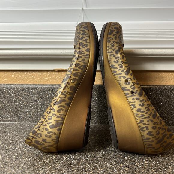 Crocs Comfort Wedge Heels Womens Sz 9 Brown Cheetah Pattern Classic Slip On Pump - Picture 6 of 10